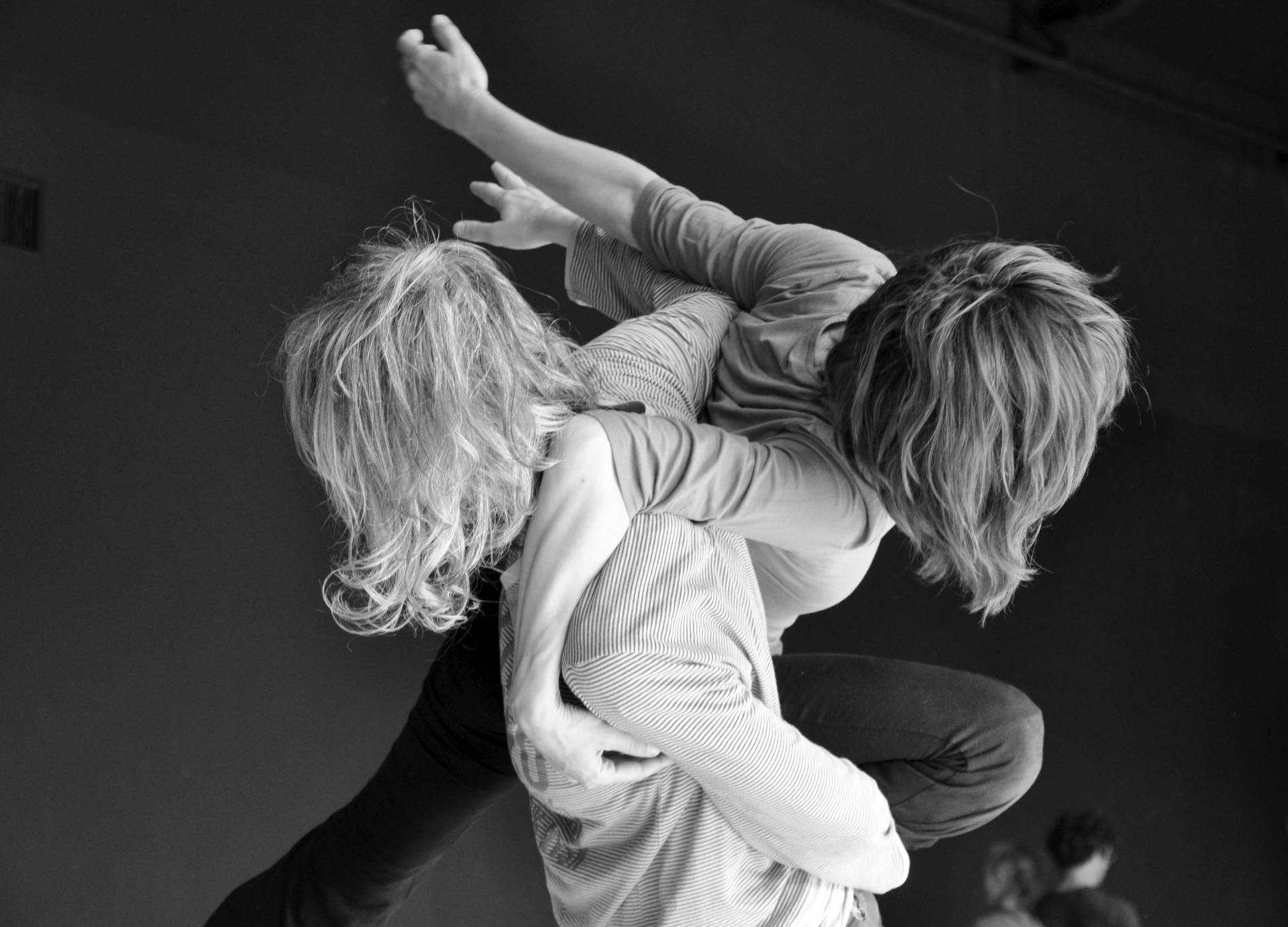 alice-le-guiffant-contact-improvisation-duo-dos