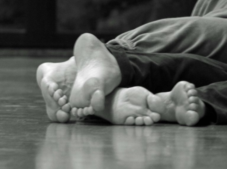 alice-le-guiffant-contact-improvisation-pieds