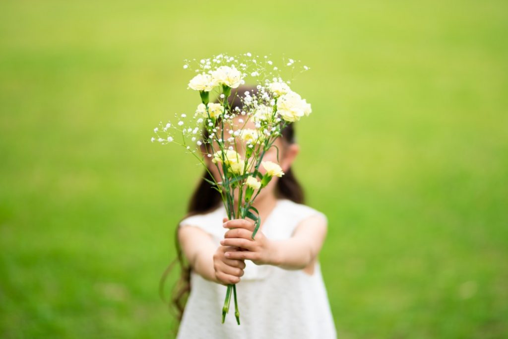 alice-le-guiffant-exercice-de-gratitude-fillette-fleurs