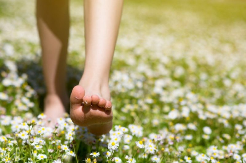 alice-le-guiffant-se-reconnecter-a-la-nature-marcher-pieds-nus